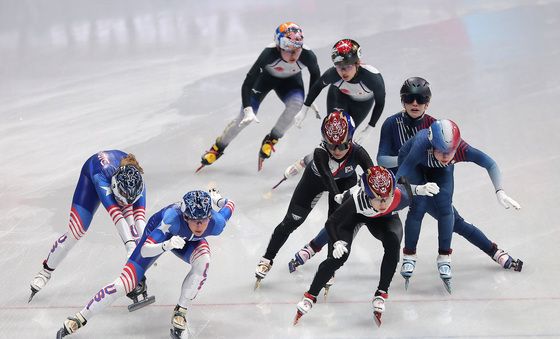 최민정에게 레이스 넘기는 김길리