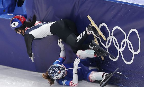 미국 선수와 충돌하는 김길리