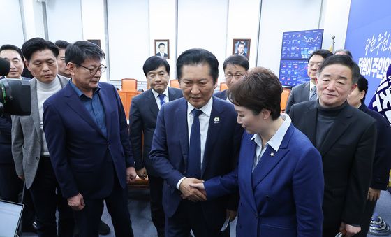 이언주와 악수하는 정청래