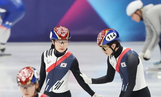 격려하는 최민정과 신동민