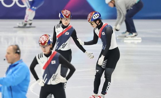 서로 격려하는 최민정과 신동민