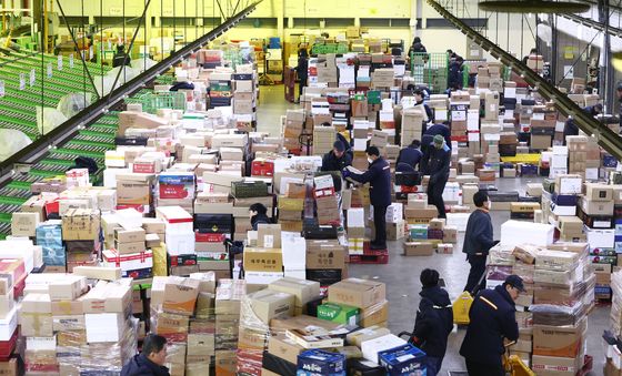 이른 새벽부터 분주한 택배물류센터