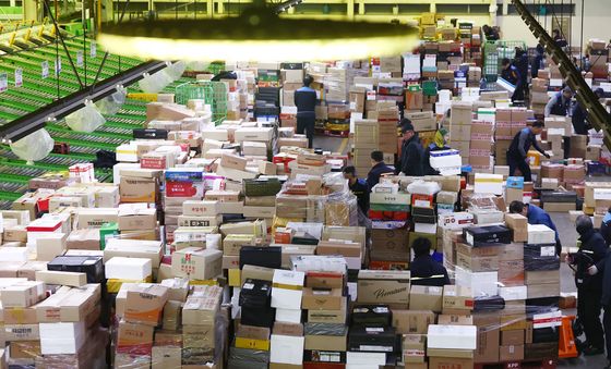 쉴 틈 없이 쏟아지는 설 명절 택배