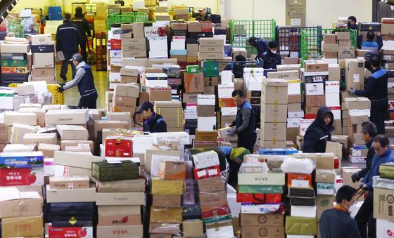 산 처럼 쌓인 설 명절 택배