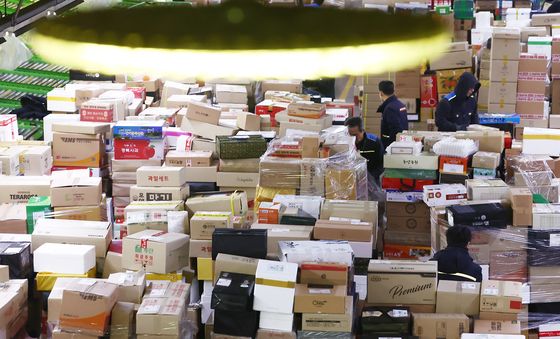 산 처럼 쌓인 설 명절 택배