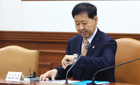 시간 확인하는 구윤철 부총리