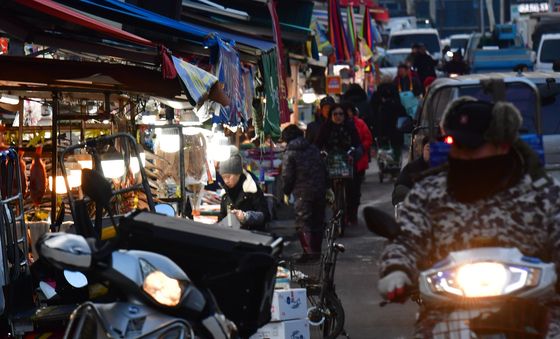 이른 시간부터 붐비는 죽도어시장