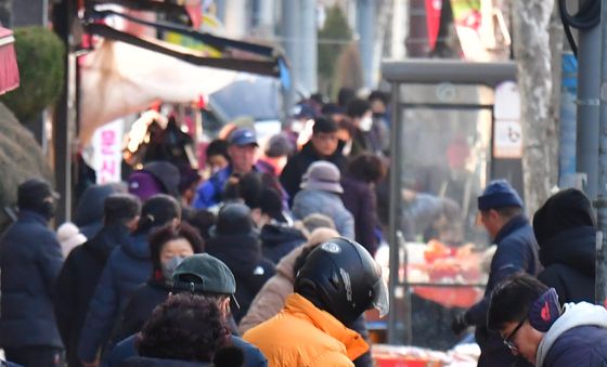 설 제수용품 구입하는 시민들
