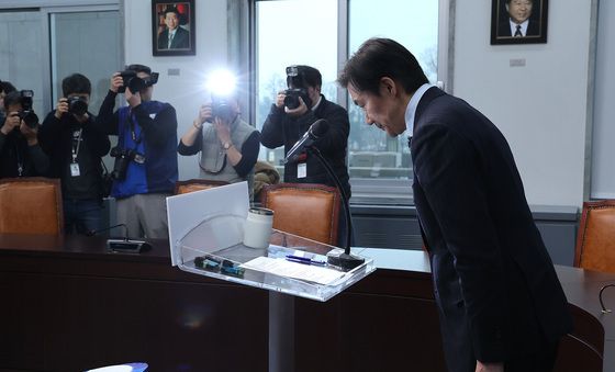 인사하는 조국 대표