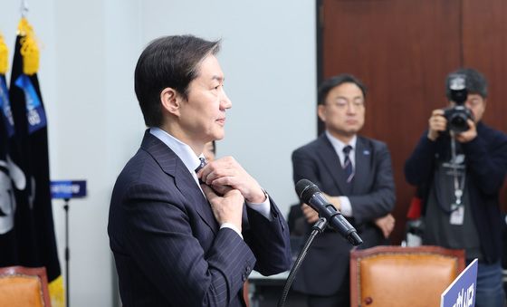 넥타이 고쳐매는 조국