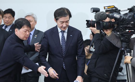 취재진 앞에 서는 조국