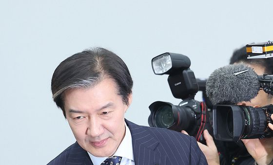 합당 관련 기자회견 입장하는 조국