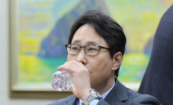 목 축이는 이재원 빗썸 대표