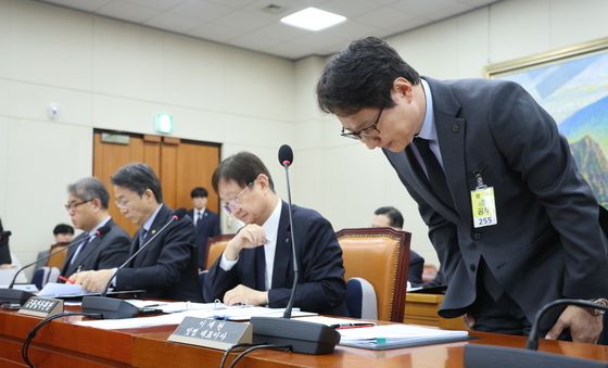 고개 숙여 사과하는 이재원 빗썸 대표