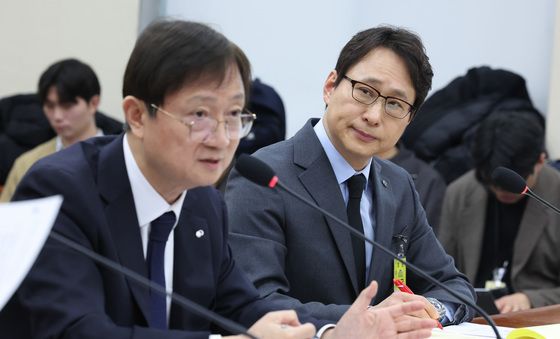 금감원장 답변 듣는 이재원 빗썸 대표