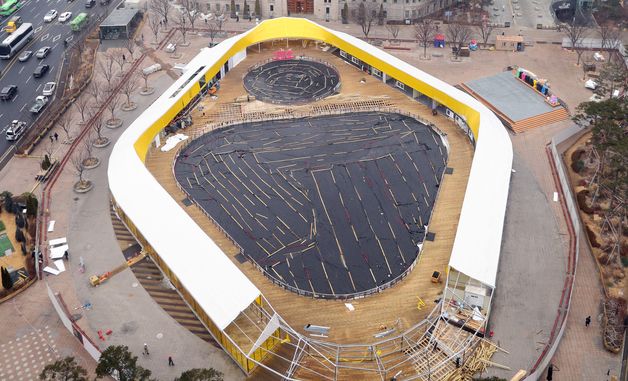 52일만에 18만 명 모였다…서울광장 스케이트장 폐장