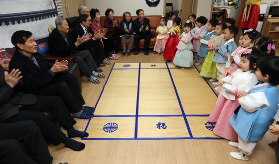 아이들 동요 듣는 어르신들