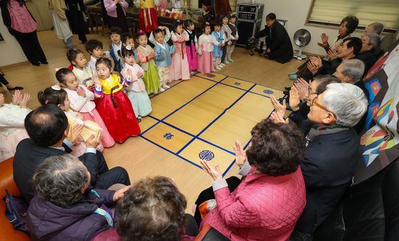 설날 앞두고 아이들 재롱 받는 어르신들