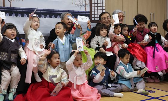 어르신들과 기념 촬영하는 아이들