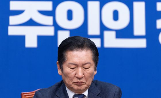 생각 잠긴 정청래 대표