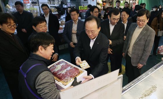 설 제수용품 구매하는 이환주 KB국민은행장