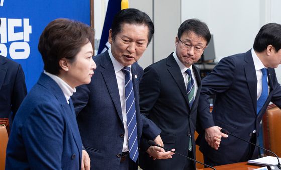 이언주 최고위원에게 손 내미는 정청래 대표