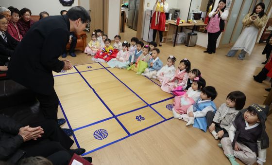 덕담 듣는 아이들