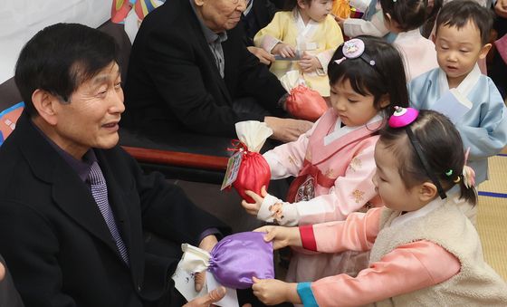 어르신들께 떡 전달하는 아이들