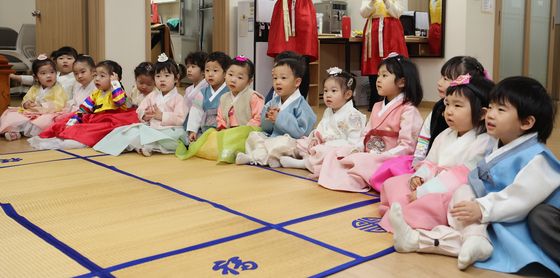 덕담 듣는 어린이집 원생들