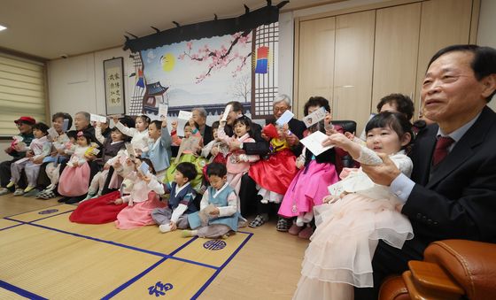 합동 세배 마치고 어르신들과 추억 '찰칵'