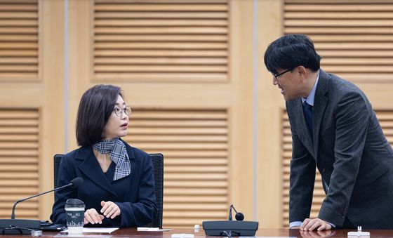 관계자와 대화하는 김재연 진보당 상임대표