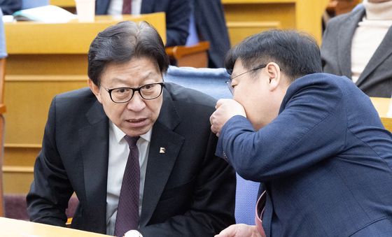 대화하는 박형준 시장과 정점식 정책위의장