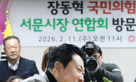 환영의 꽃다발 받는 장동혁 대표