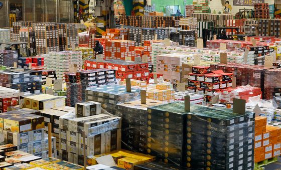 설 명절 앞둔 가락시장에 쌓인 과일