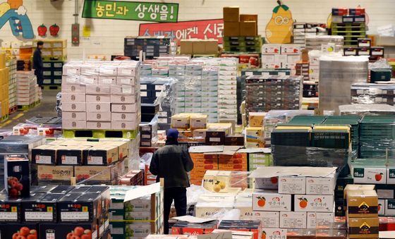 설 명절 앞두고 분주한 농협가락공판장