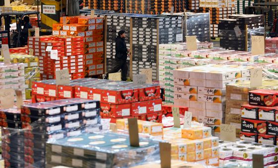 명절 앞두고 과일 세상된 가락시장