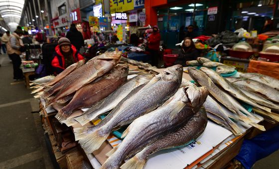 손님 기다리는 명절 생선