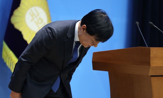 인사하는 이성윤