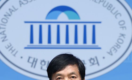 기자회견하는 이성윤 의원