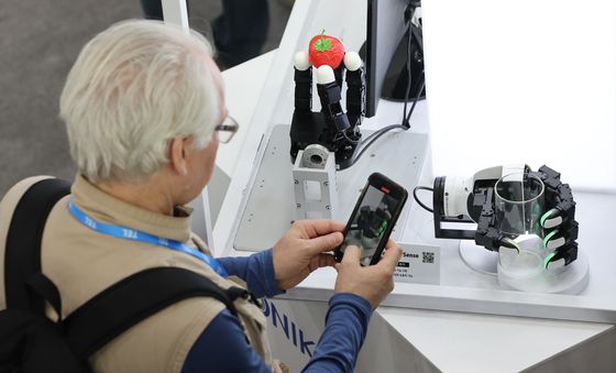 유리컵 잡는 로봇손 신기하네