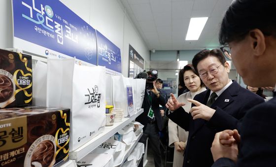 이재명 대통령 내외, 먹거리 그냥드림 코너 방문