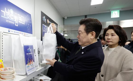 먹거리 그냥드림 코너 방문한 이재명 대통령 내외