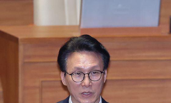 교육·사회·문화에 관한 질문 답변하는 김민석