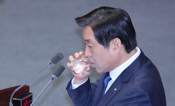 목 축이는 황명선