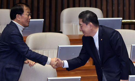 인사나누는 김병기 의원