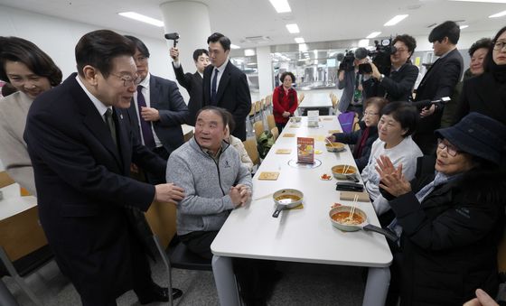 시민들과 대화하는 이재명 대통령