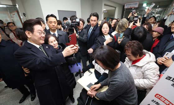 시민들과 기념촬영하는 이재명 대통령