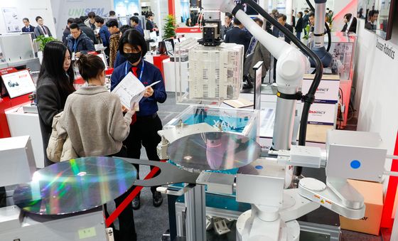 '반도체 웨이퍼 옮기는 로봇'