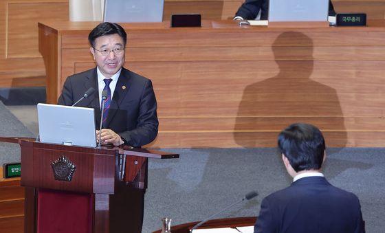 답변하는 윤호중 장관