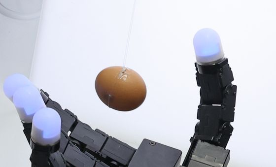 사람 손과 로봇 손